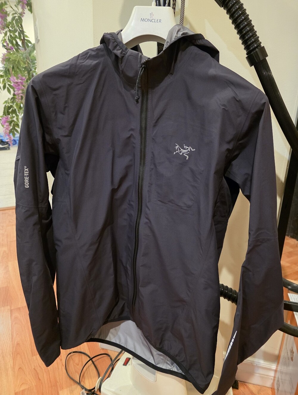 Arc'teryx Men's Black Hooded Gore-Tex Rain Jacket
